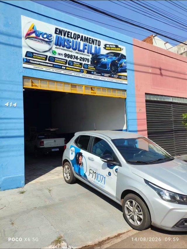 A fachada da Arce na Marquês de Pombal, 414, com veículo em produção na porta.